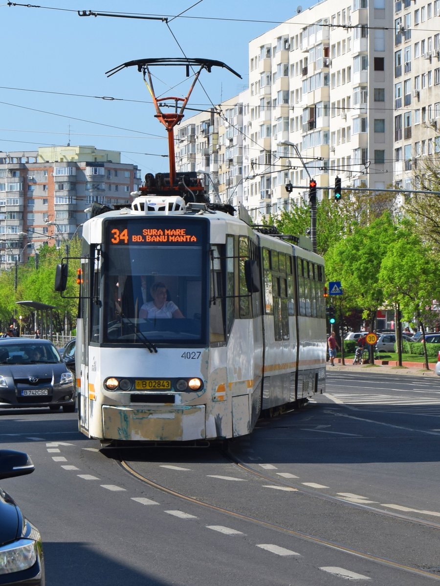 Straßenbahn in Bukarest in der Nähe der Muncii Unterführung fotografiert am 22.04.2018