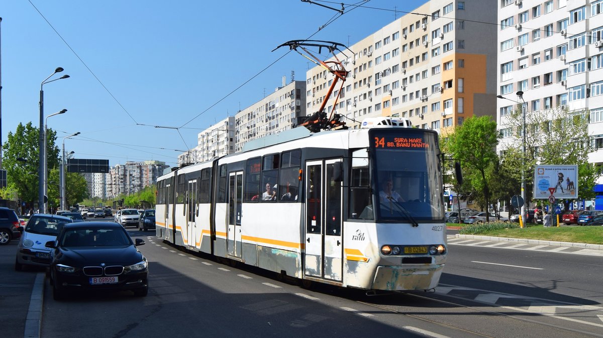 Straßenbahn in Bukarest in der Nähe der Muncii Unterführung fotografiert am 22.04.2018