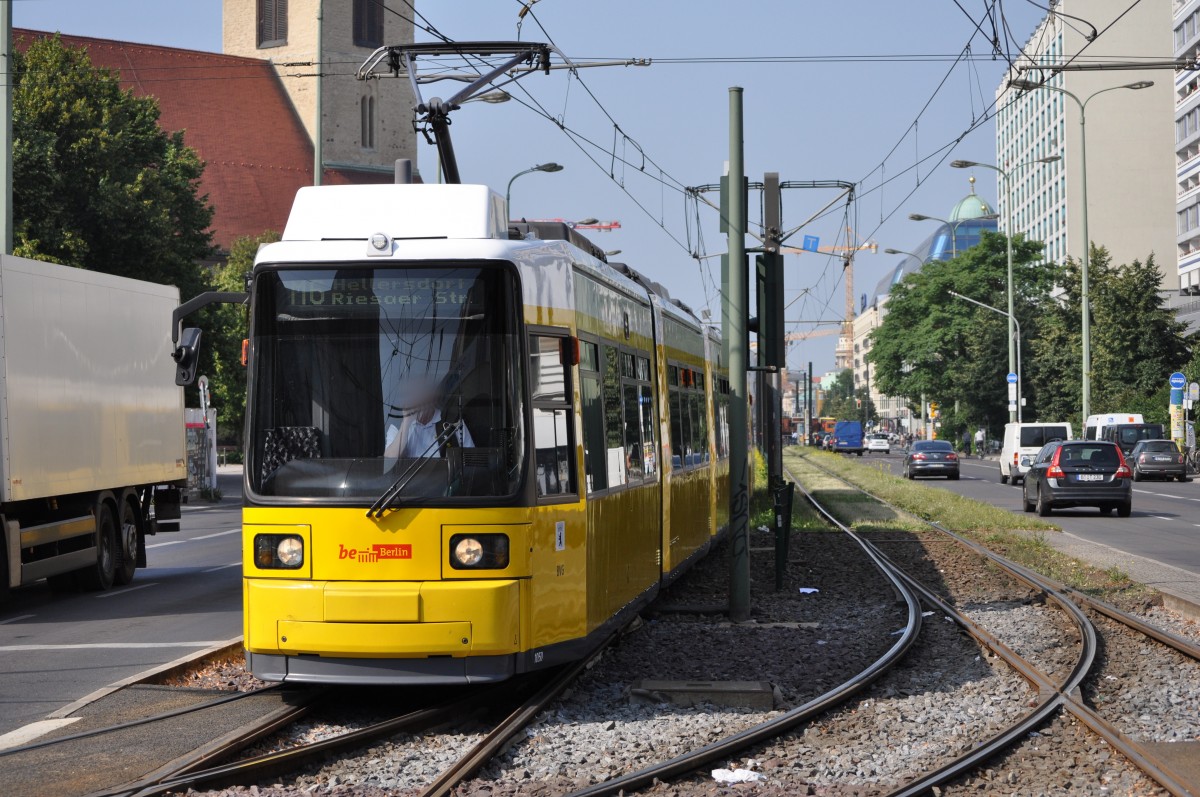 Straßenbahn der BVG auf der Linie M6. Aufgenommen am 09.07.2013 Berlin Alexanderplatz. 