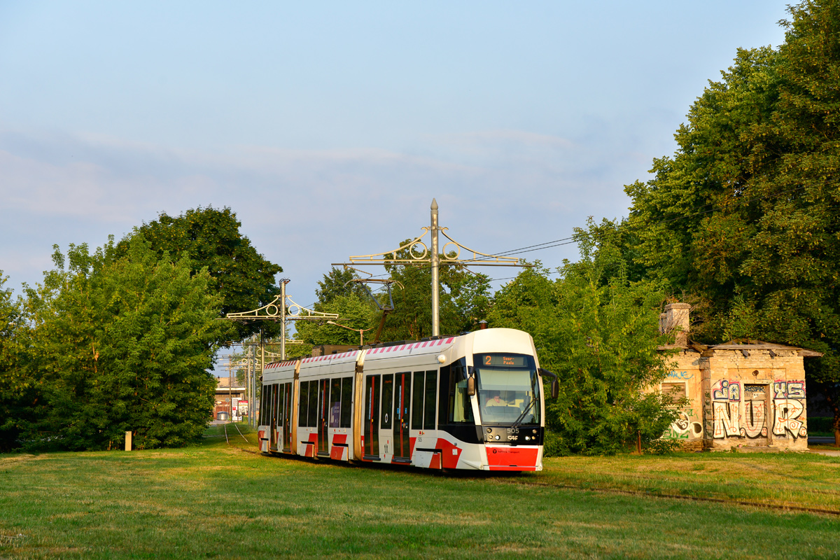 Straßenbahn  CAF Urbos AXL  #505 der Linie 2 am 16.07.2021,  Põhja puiestee, Tallinn.