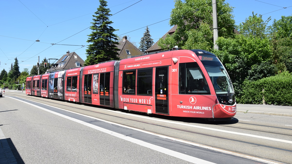 Straßenbahn CAF Urbos Nr. 301 war früher in schwarzer Vollwerbung und jetzt in roter Vollwerbung (Diese Straßenbahn würde eine Ferrari-Tram entsprechen) - Aufgenommen am 02.06.2019