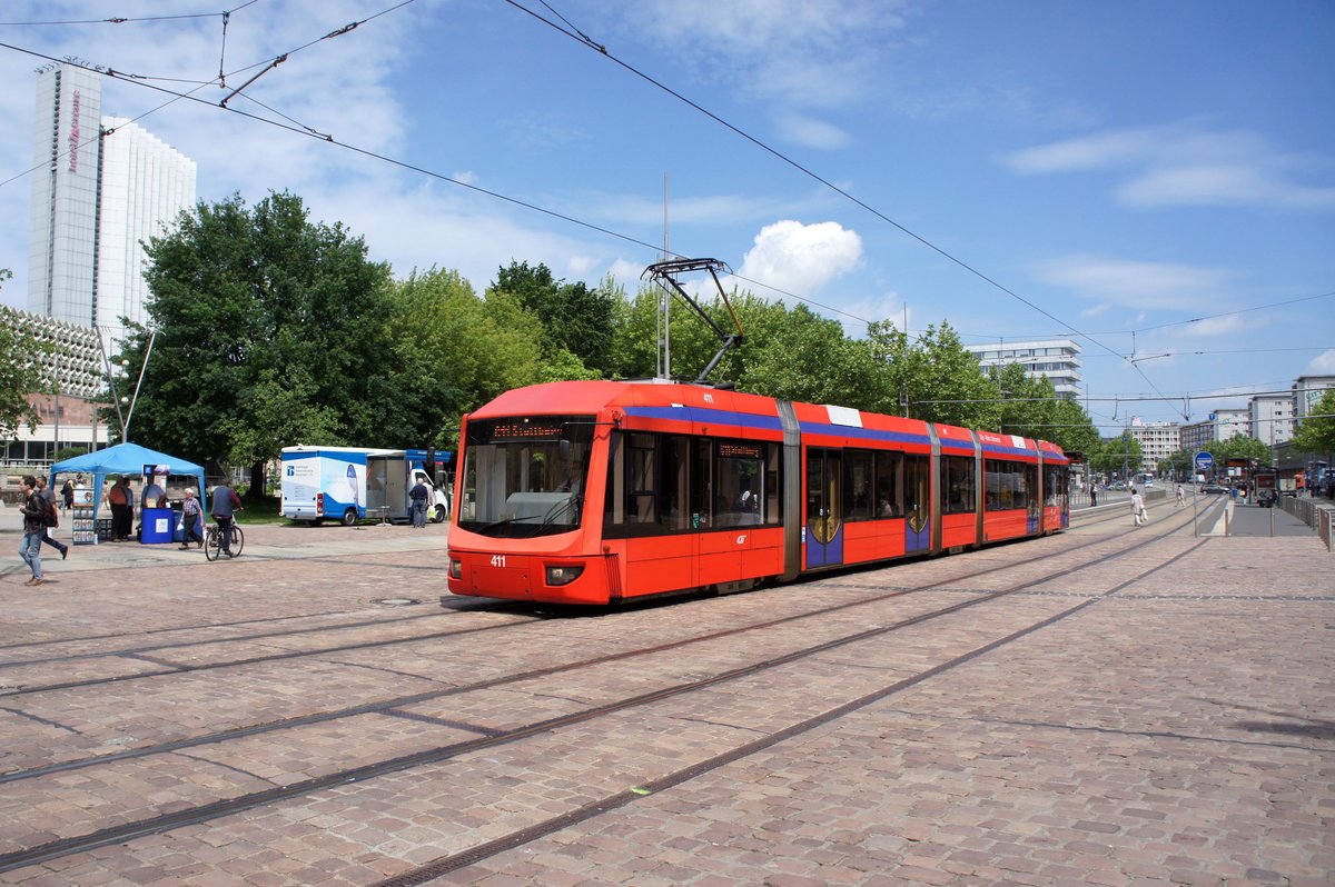 Straßenbahn Chemnitz / City-Bahn Chemnitz / Chemnitz Bahn: Bombardier Variobahn 6NGT-LDZ der City-Bahn Chemnitz GmbH - Wagen 411, aufgenommen im Juni 2016 in der Innenstadt von Chemnitz.