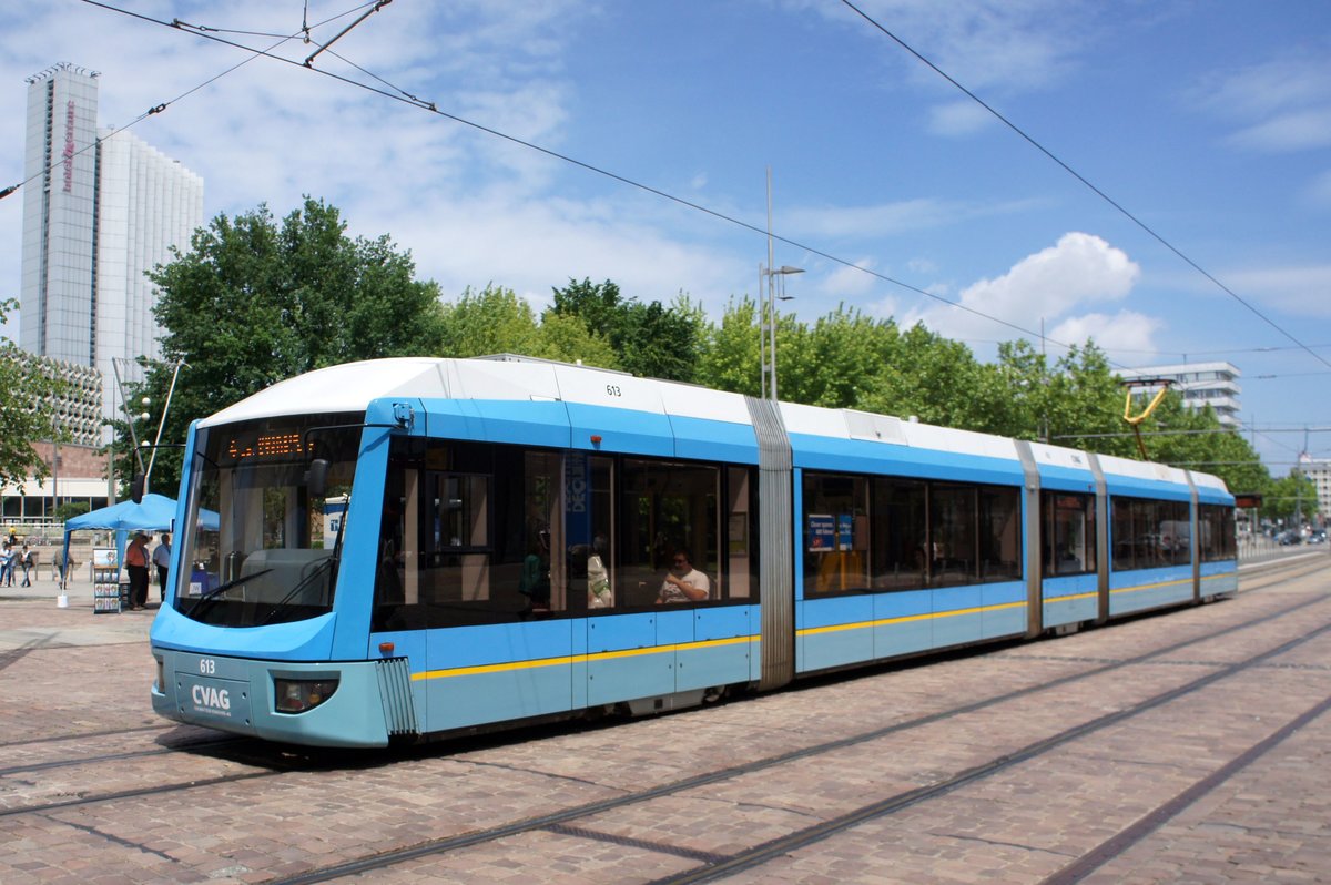 Straßenbahn Chemnitz / CVAG Chemnitz: Bombardier Variobahn 6NGT-LDE der Chemnitzer Verkehrs-AG (CVAG) - Wagen 613, aufgenommen im Juni 2016 in der Innenstadt von Chemnitz.