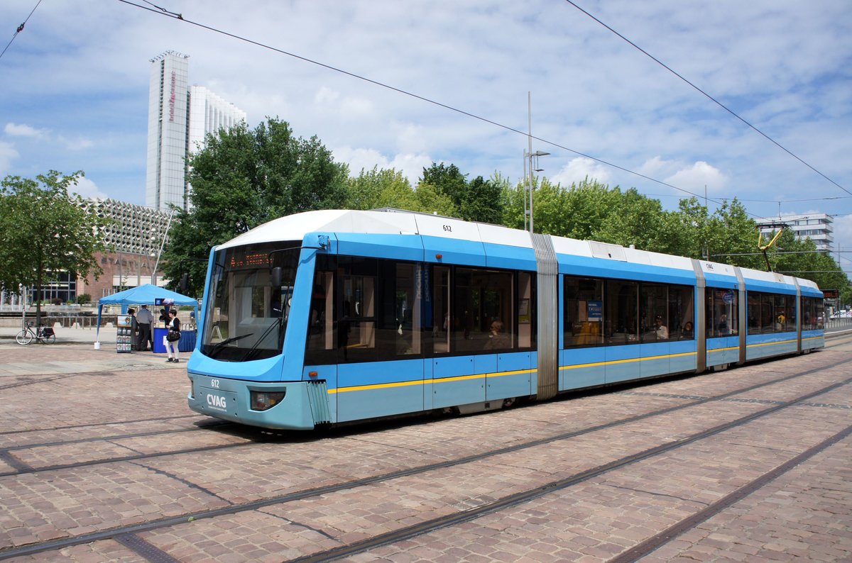 Straßenbahn Chemnitz / CVAG Chemnitz: Bombardier Variobahn 6NGT-LDE der Chemnitzer Verkehrs-AG (CVAG) - Wagen 612, aufgenommen im Juni 2016 in der Innenstadt von Chemnitz.