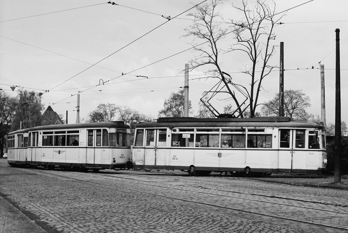 Straßenbahn Dresden, 28.April 1985. Seit der Sperrung der Blasewitz/Loschwitzer Brücke, des  Blauen Wunder s, für den Straßenbahnverkehr am 9.4.1985 verkehrt die Linie 4 nun zwischen Radebeul-West und Johannstadt. Soeben biegt ein Dreier-Zug in die Gleisschleife ein. Der Fahrer freut sich auf die verdiente Pause.