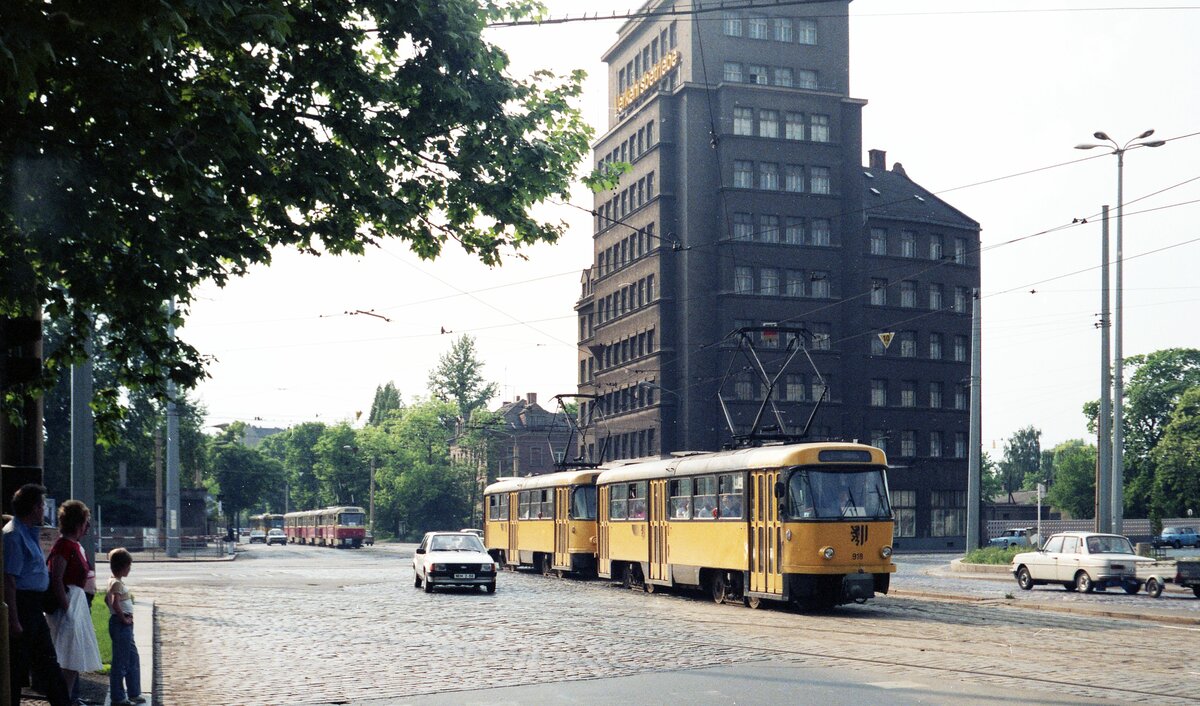 Straßenbahn Dresden__Die Farben wechseln, aber die Fahrzeuge bleiben noch (teils) 33 Jahre im Fahrgastbetrieb ! Tatra-Züge vor dem Verwaltungshochhaus der Verkehrsbetriebe von 1929 (bis 1945 Sächsische Staatsbank).__05-1990