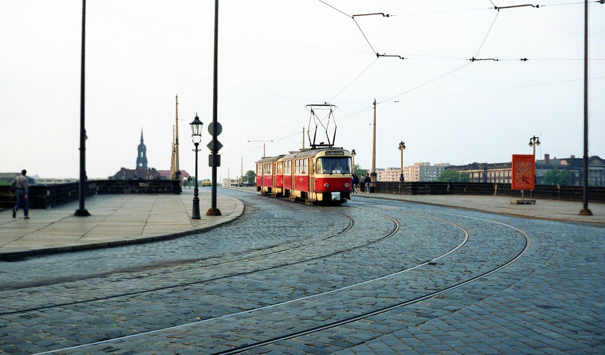 Straßenbahn Dresden__Tatra 2-Wagen-Zug auf der Augustus-Brücke.__05-1990
