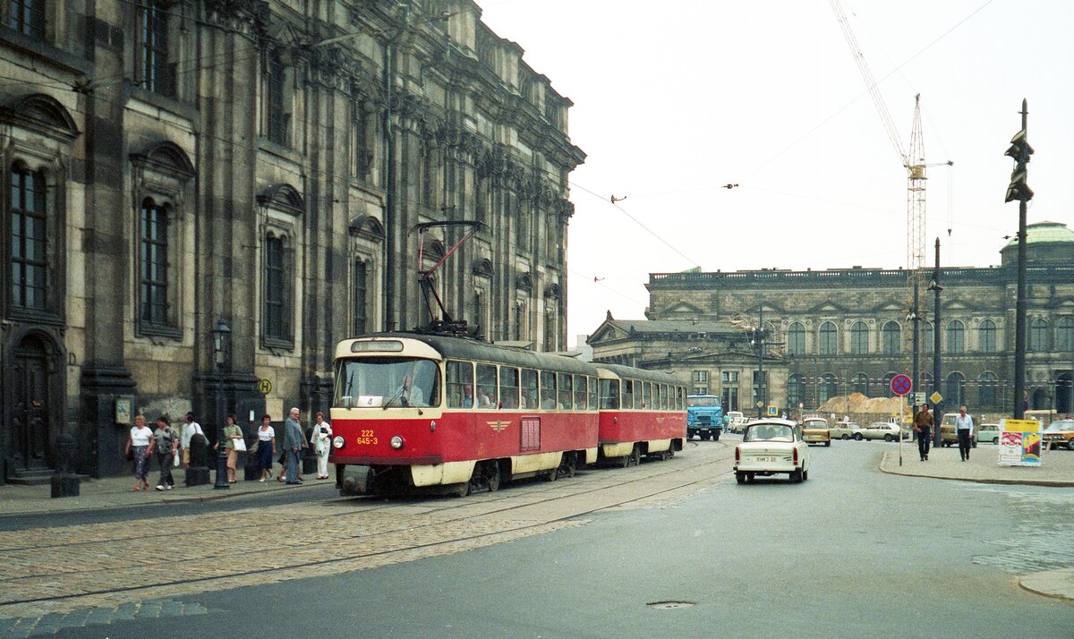 Straßenbahn Dresden__Tatra-Zug mit Tw 222-645-3 an der Spitze__05-1990
