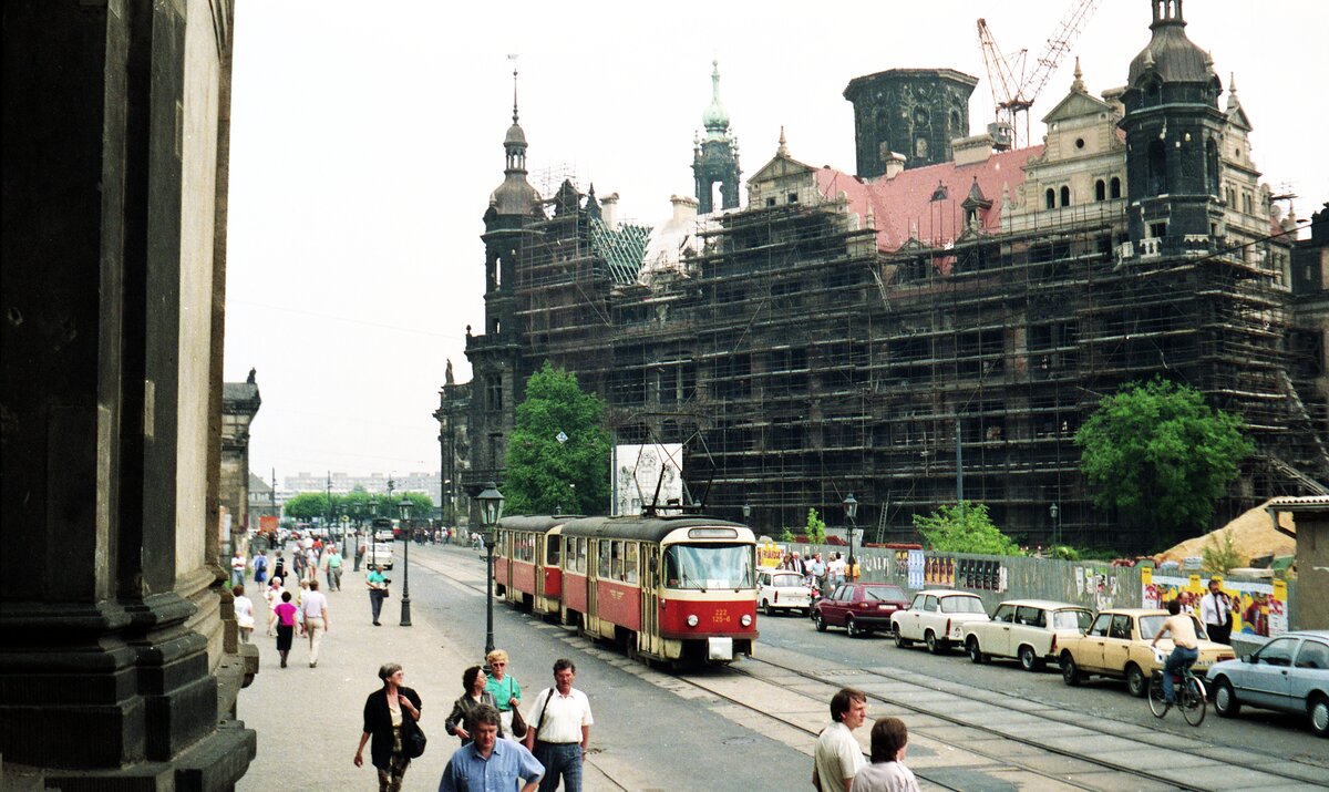 Straßenbahn Dresden__Tatra-Zug vor dem Residenzschloß__05-1990