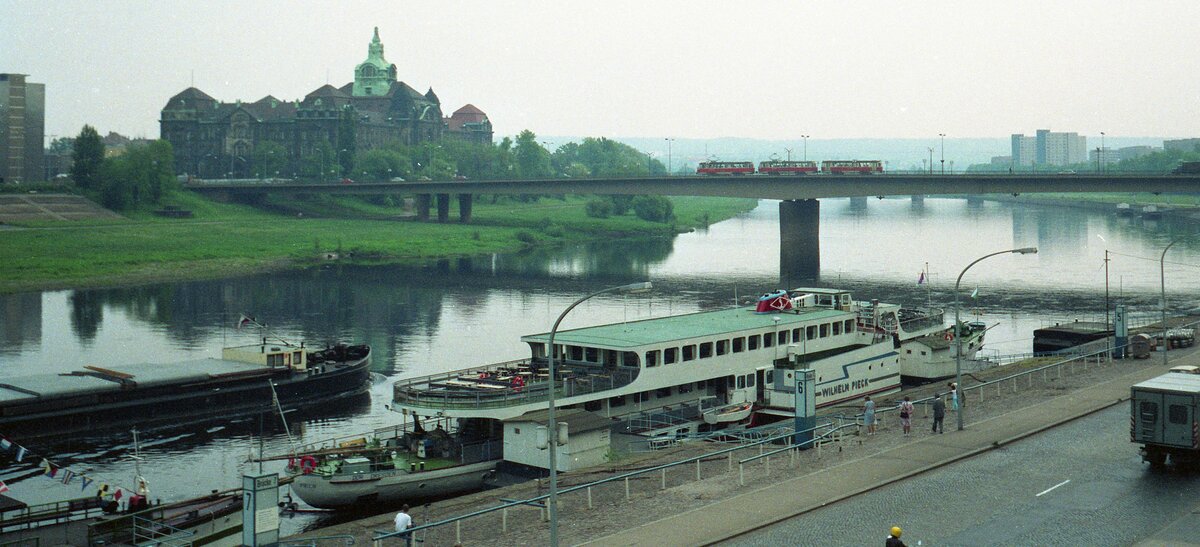 Straßenbahn Dresden__Typische Silhouette auf der Carola-Brücke : Tatra 3-Wagen-Zug !__05-1990