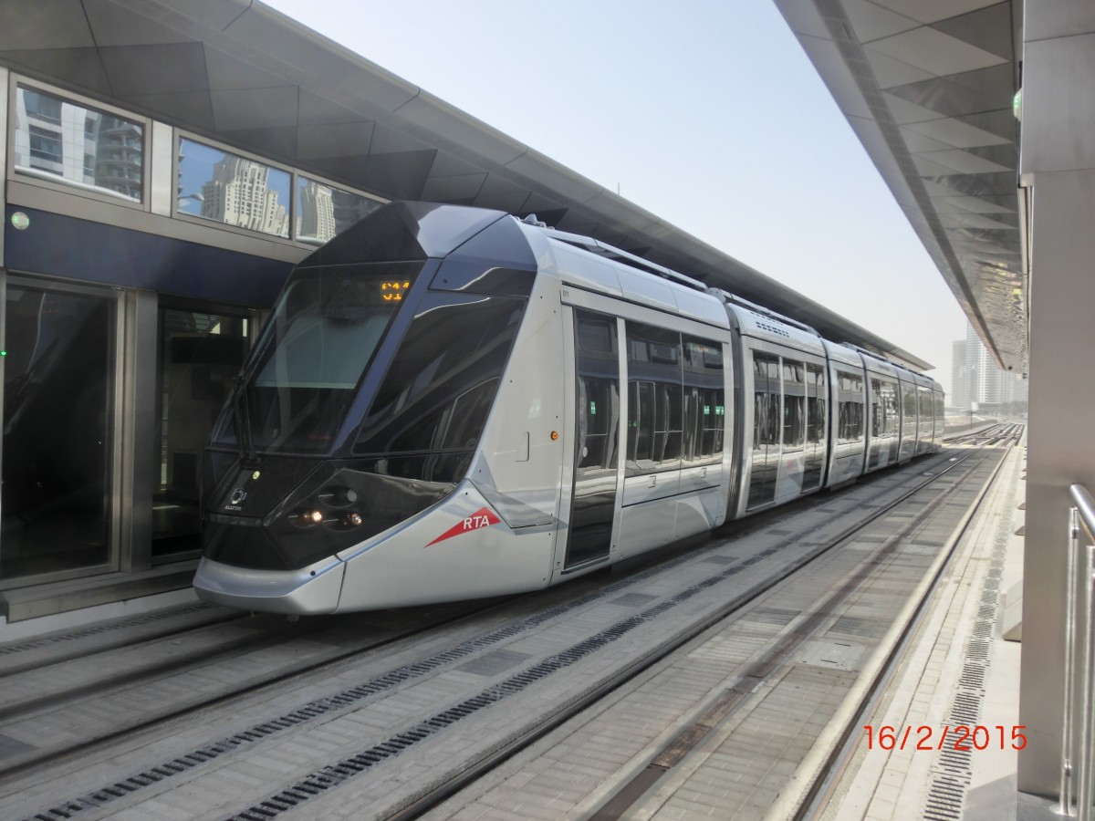 Straßenbahn Dubai Linie T1 nach Al Sufouh in der Haltestelle Marina, 16.02.2015