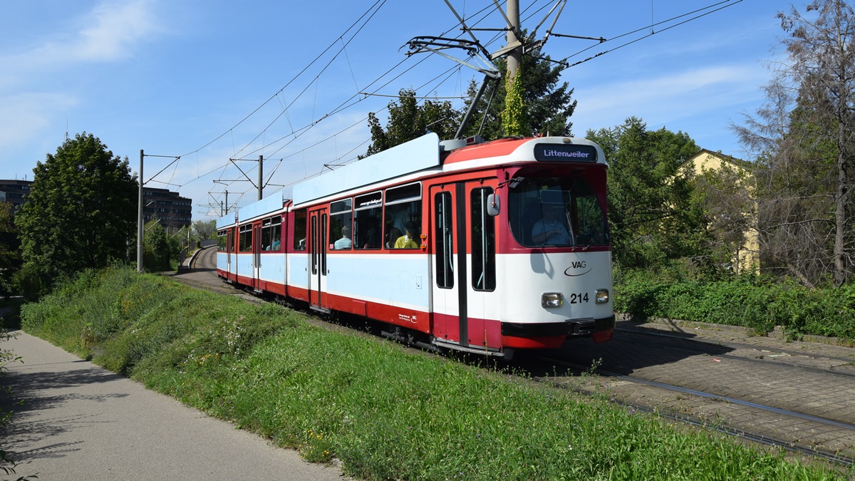 Straßenbahn Düwag Nr. 214 - Aufnahme an der Station Runzmattenweg in Freiburg im Breisgau am 27.08.2019