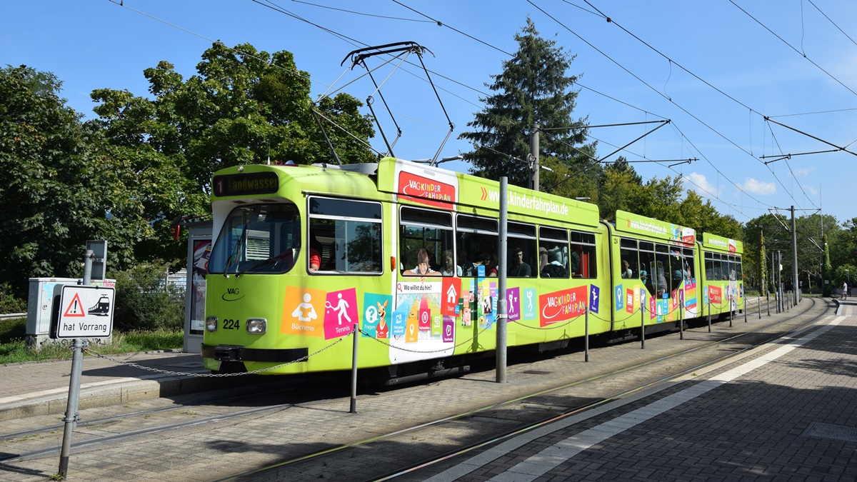Straßenbahn Düwag Nr. 224 - Aufnahme an der Station Runzmattenweg in Freiburg im Breisgau am 27.08.2019