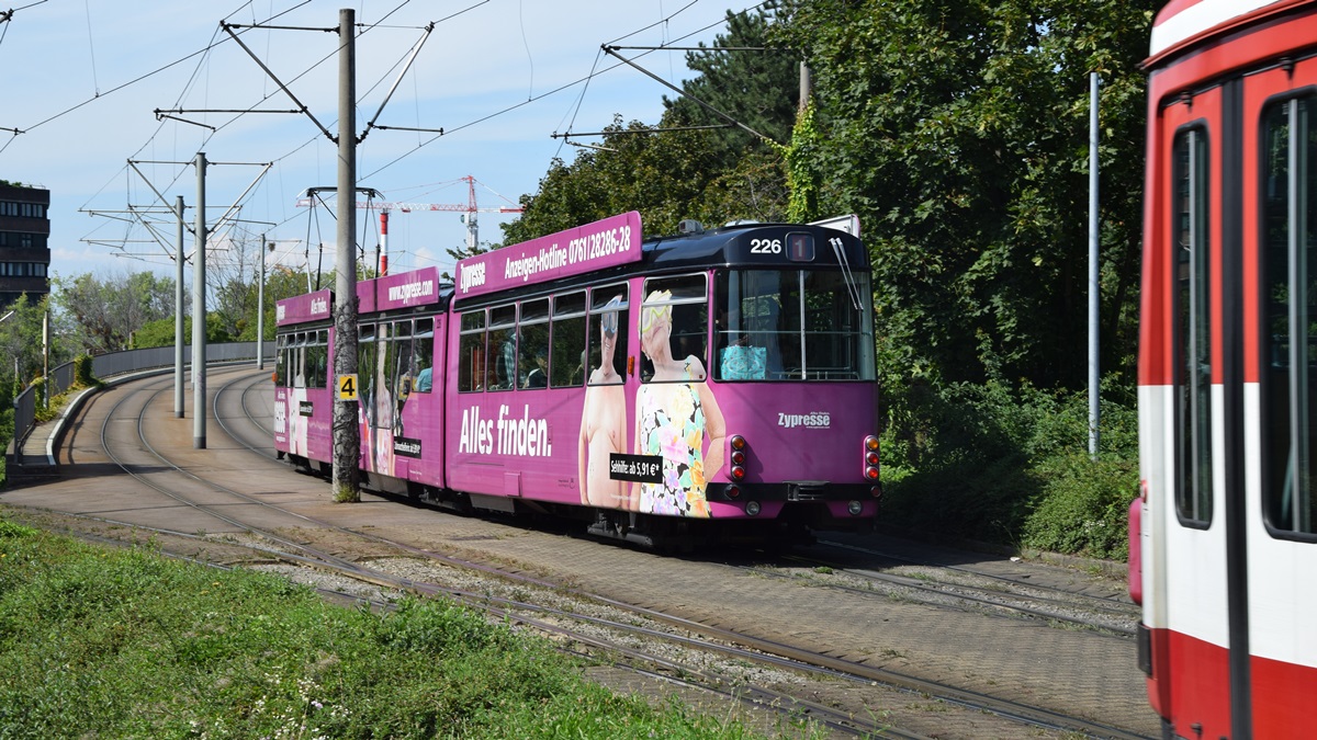 Straßenbahn Düwag Nr. 226 - Aufnahme an der Station Runzmattenweg in Freiburg im Breisgau am 27.08.2019
