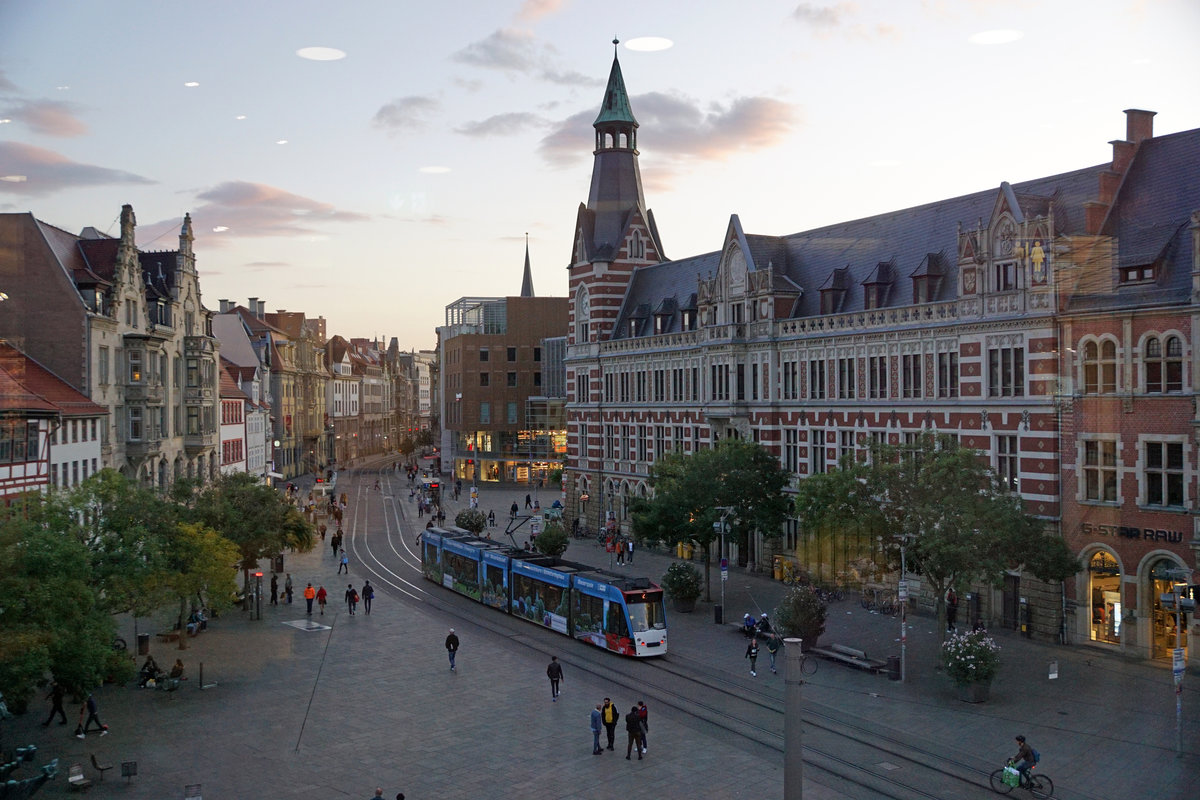 Strassenbahn Erfurt.
Die Tramhaltestellen Anger in der Abenddämmerung am 18. September 2019.
Foto: Walter Ruetsch