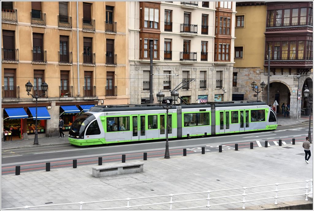 Strassenbahn Euskotren 408 in Bilbao. (21.05.2016)
