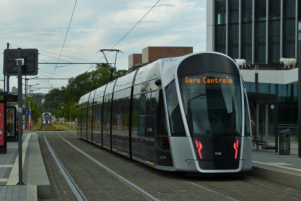 Straßenbahn Fahrzeug an der Haltestelle Philharmonie, auf dem Plateau Kirchberg, in Richtung Hauptbahnhof unterwegs. 07.2022