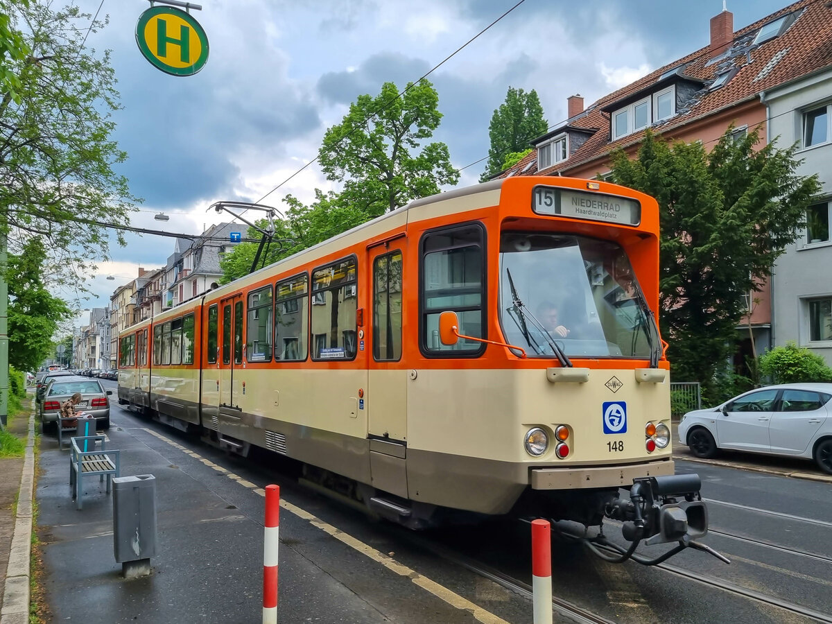 Straßenbahn Frankfurt/Main: VGF Ptb-Wagen 148 auf der Linie 15 nach Niederrad Haardtwaldplatz an der Haltestelle Stresemannallee/Gartenstraße, 09.05.2023.