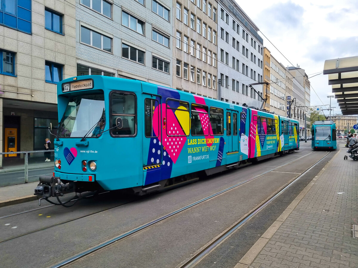 Straßenbahn Frankfurt/Main: VGF Ptb-Wagen 720 B auf der Linie 17 nach Rebstockbad in der Haltestelle Platz der Republik, 09.05.2023.