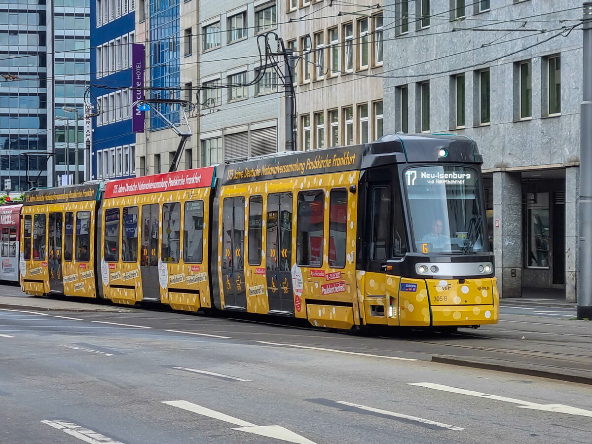 Straßenbahn Frankfurt/Main: VGF T-Wagen 305 B auf der Linie 17 nach Neu-Isenburg kurz nach der Haltestelle Platz der Republik, 09.05.2023.