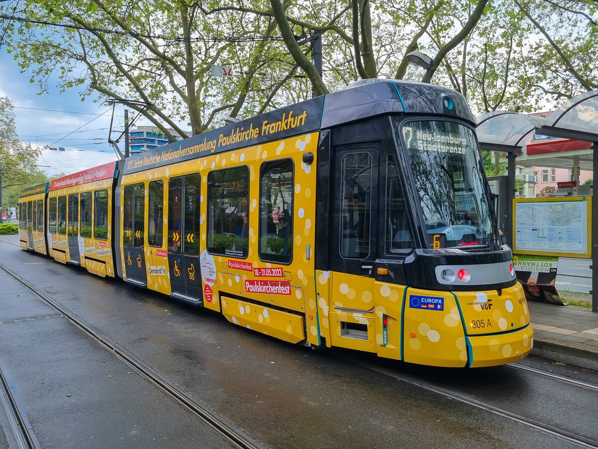 Straßenbahn Frankfurt/Main: VGF T-Wagen 305 A auf der Linie 17 nach Neu-Isenburg an der Haltestelle Stresemannallee/Gartenstraße, 09.05.2023.