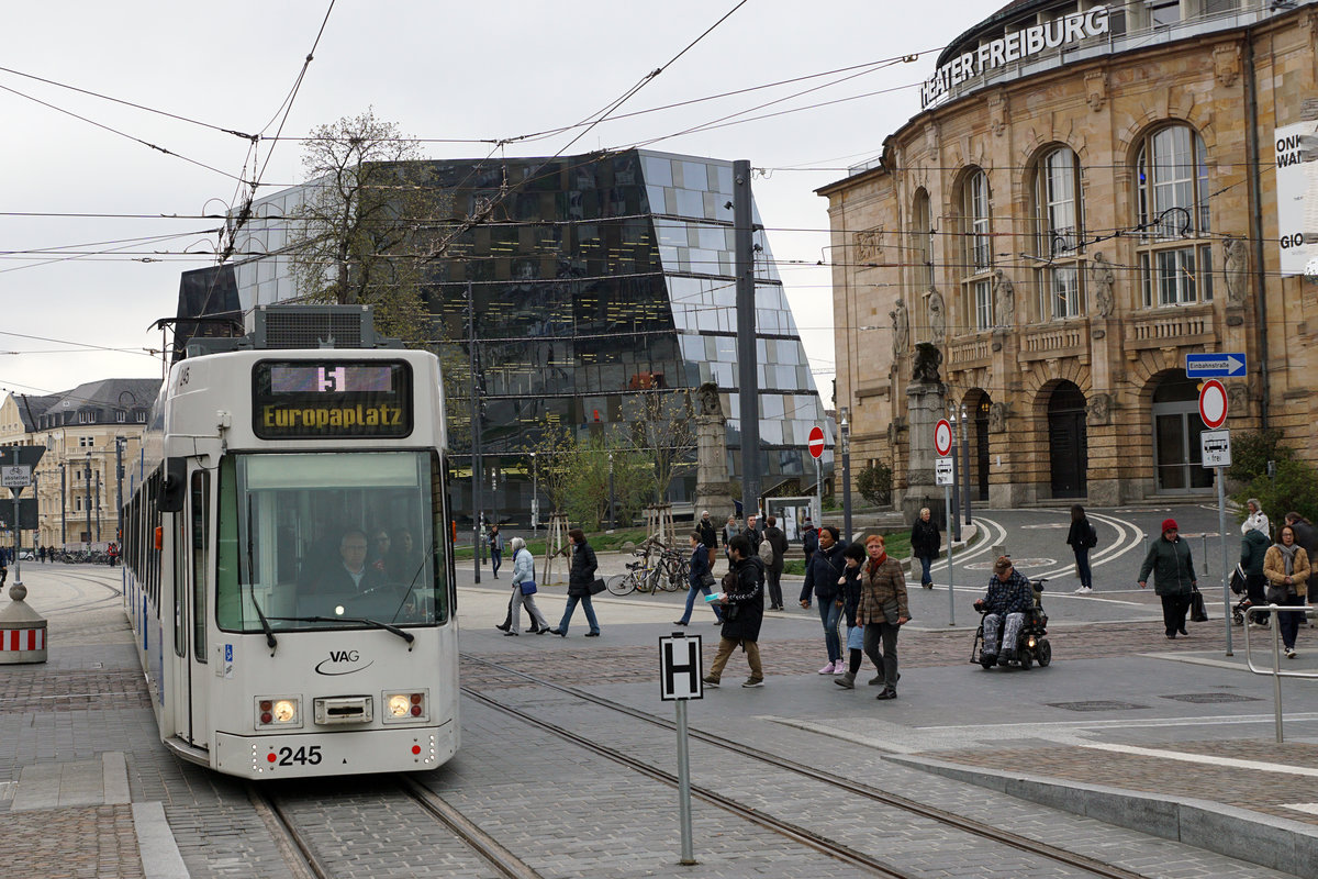 Strassenbahn Freiburg im Breisgau VAG.
Neue Wege durch die Stadtbahnen - Freuburg NEU verbunden.
Am 16. März 2019 wurde die Stadtbahn Rotteckring mit einem Riesenfest eröffnet.
Meine ersten Aufnahmen der neuen Linie 5 entstanden am 5. April 2019 im näheren Umkreis der Haltestelle Stadttheater. Die Tramzüge befinden sich auf den Fahrten zu den Endhaltestellen Europaplatz und Rieselfeld.
Zum Einsatz gelangen auf der neuen Strecke Züge vom Typ GT 8 D-MN-Z.
Foto: Walter Ruetsch