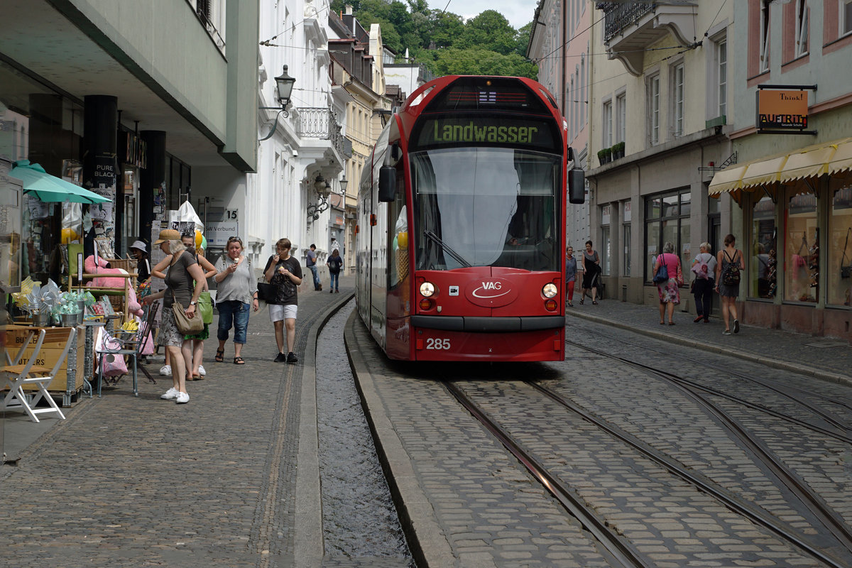 Strassenbahn Freiburg im Breisgau.
Entlang dem  STADTWASSER  fährt die Strassenbahn zum  LANDWASSER .
Combino 285 auf der Linie 1 am 21. Juni 2018. 
Foto: Walter Ruetsch 