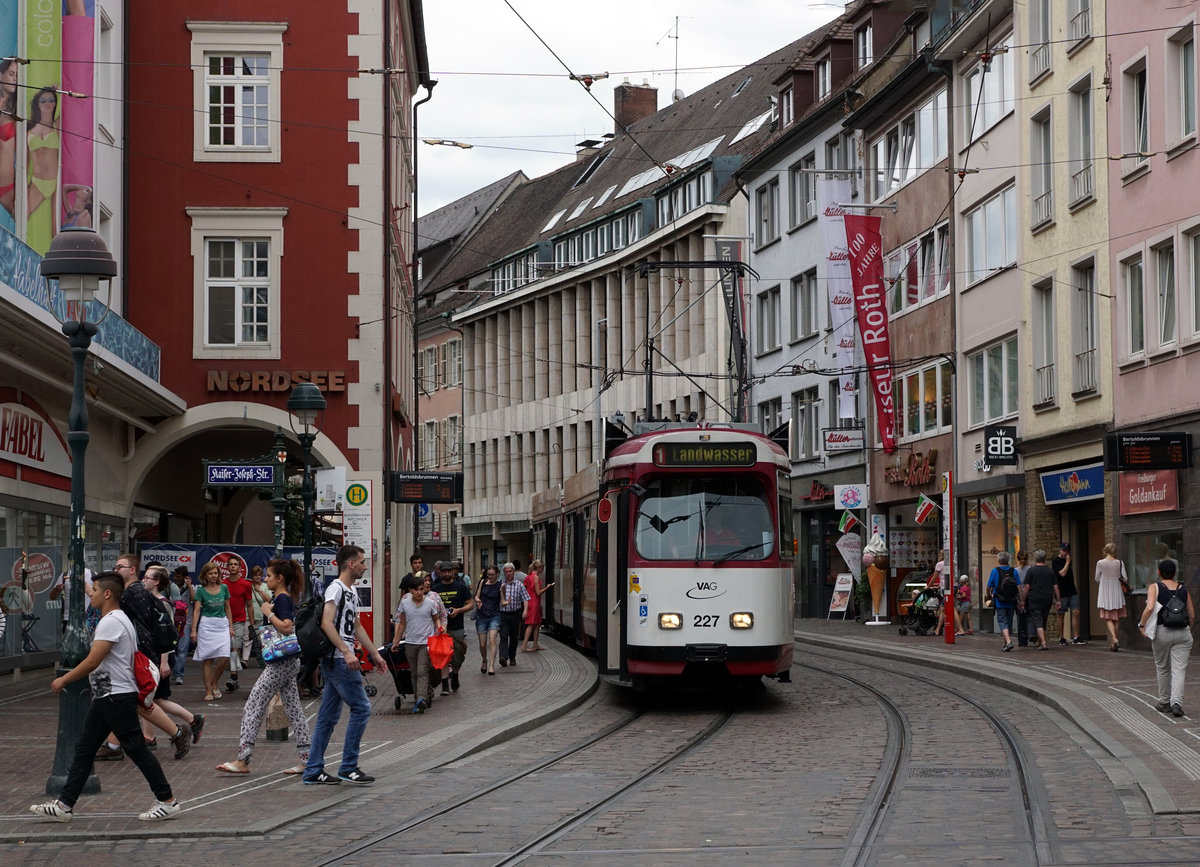 Strassenbahn Freiburg im Breisgau.
Mit den verschiedenen Strassenbahnen von VAG im Stadtzentrum von Freiburg im Breisgau unterwegs.
Impressionen vom 21. Juni 2018. 
Foto: Walter Ruetsch 