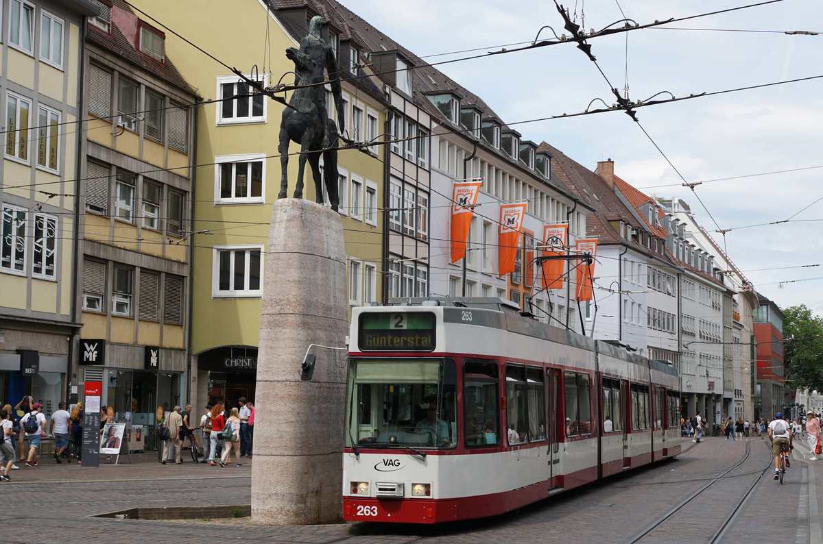 Strassenbahn Freiburg im Breisgau.
Mit den verschiedenen Strassenbahnen von VAG im Stadtzentrum von Freiburg im Breisgau unterwegs.
Impressionen vom 21. Juni 2018. 
Foto: Walter Ruetsch 