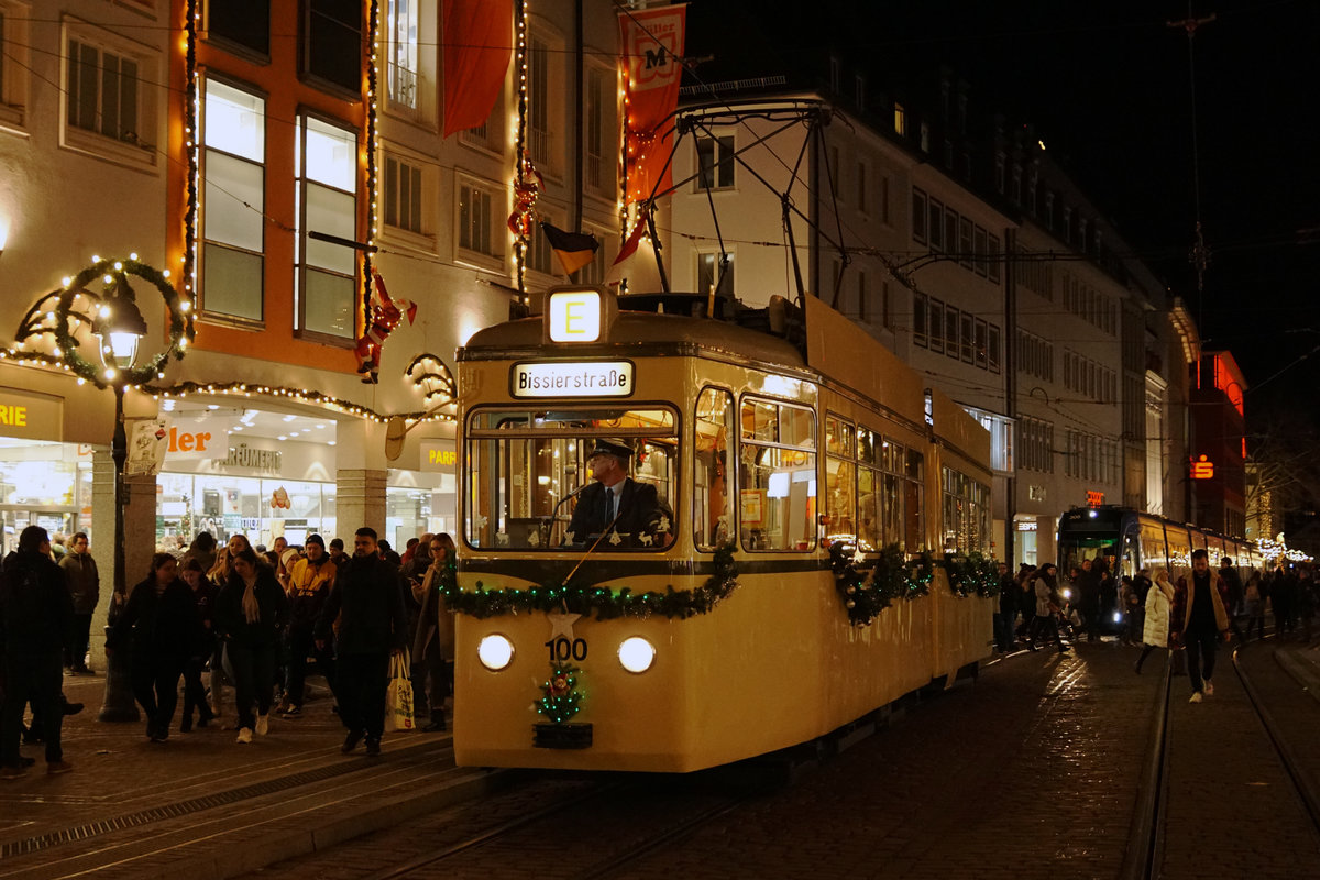 Strassenbahn Freiburg im Breisgau/VAG.
Mit der alljährlichen Adventsfahrt vom 14. Dezember 2019 wünsche ich

FROHE FESTTAGE UND EIN GLÜCKLICHES NEUES JAHR.

Foto: Walter Ruetsch