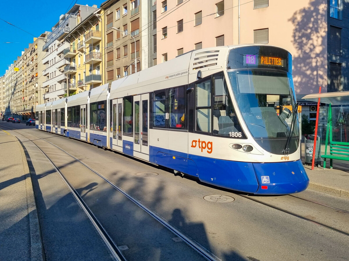 Straßenbahn Genf Zug 1806 auf der Linie 18 nach Palettes in Carouge Rondeau, 03.08.2022.