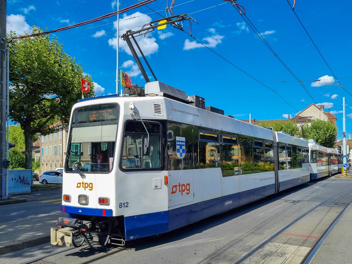 Straßenbahn Genf Zug 812 auf der Linie 12 nach Lancy-Bachet-Gare in Carouge Rondeau, 01.08.2022.