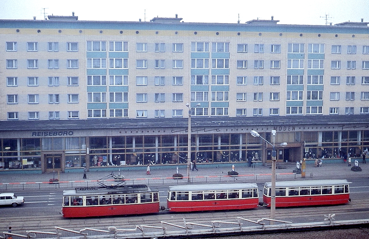 Straßenbahn Gera im August 1977: Ein LOWA-Dreiwagenzug auf der Straße der Republik (heute Heinrichstraße). Das Bild wurde aus dem 1997 abgerissenen Interhotel Gera aufgenommen, heute befinden sich dort die Gera-Arcaden.