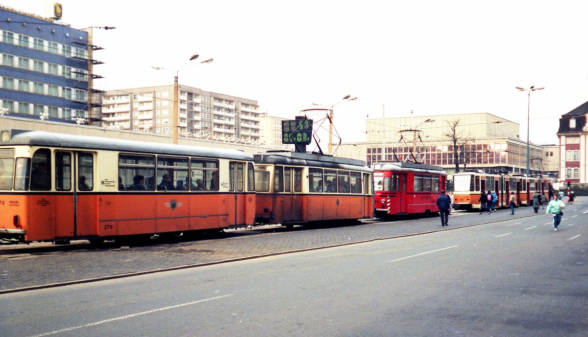Straßenbahn Gera__Buntes Treiben am Platz der Republik.__05-03-1990