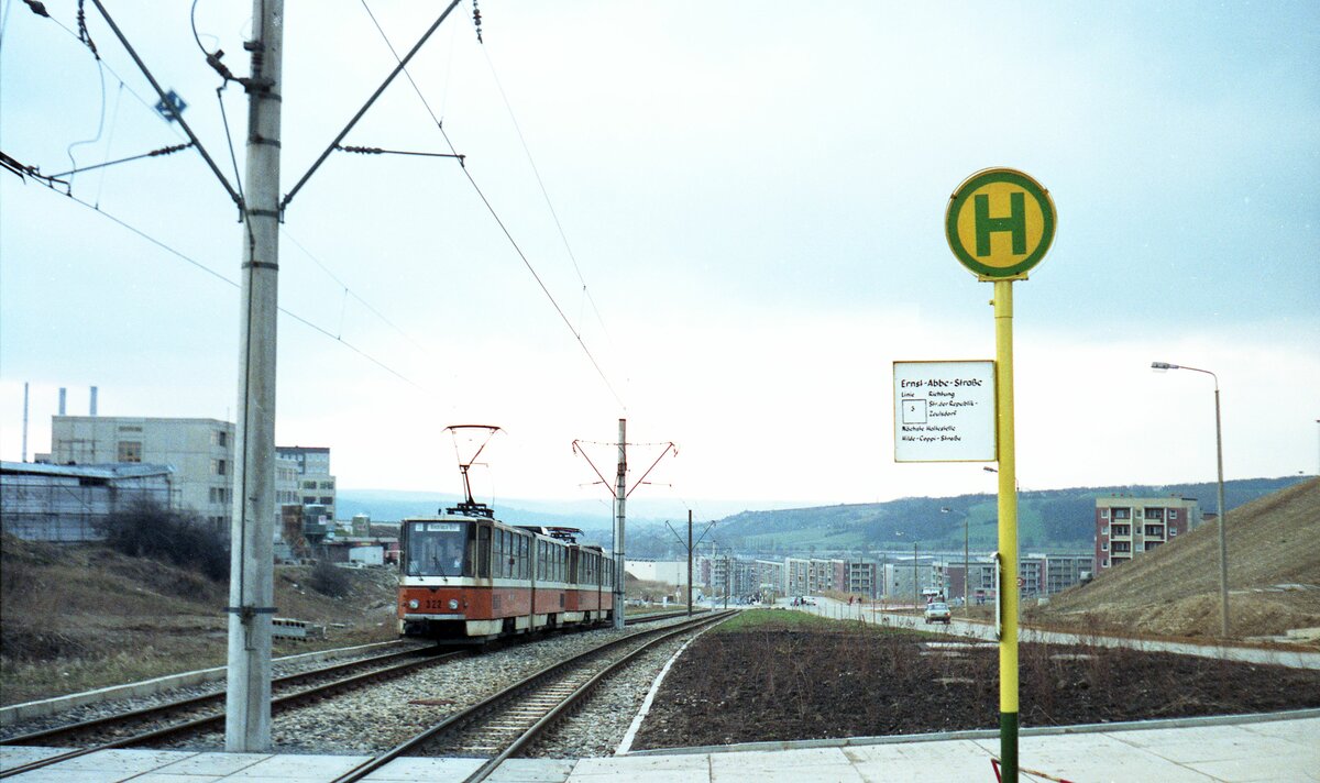 Straßenbahn Gera__KT4D in Doppeltraktion auf Linie 3 mit führendem Tw 322 [KT4D, ČKD Tatra 1983; 2004 >Tallinn] erklimmt die Anhöhe nach Bieblach Ost an der Haltestelle 'Ernst-Abbé-Straße'  __05-03-1990