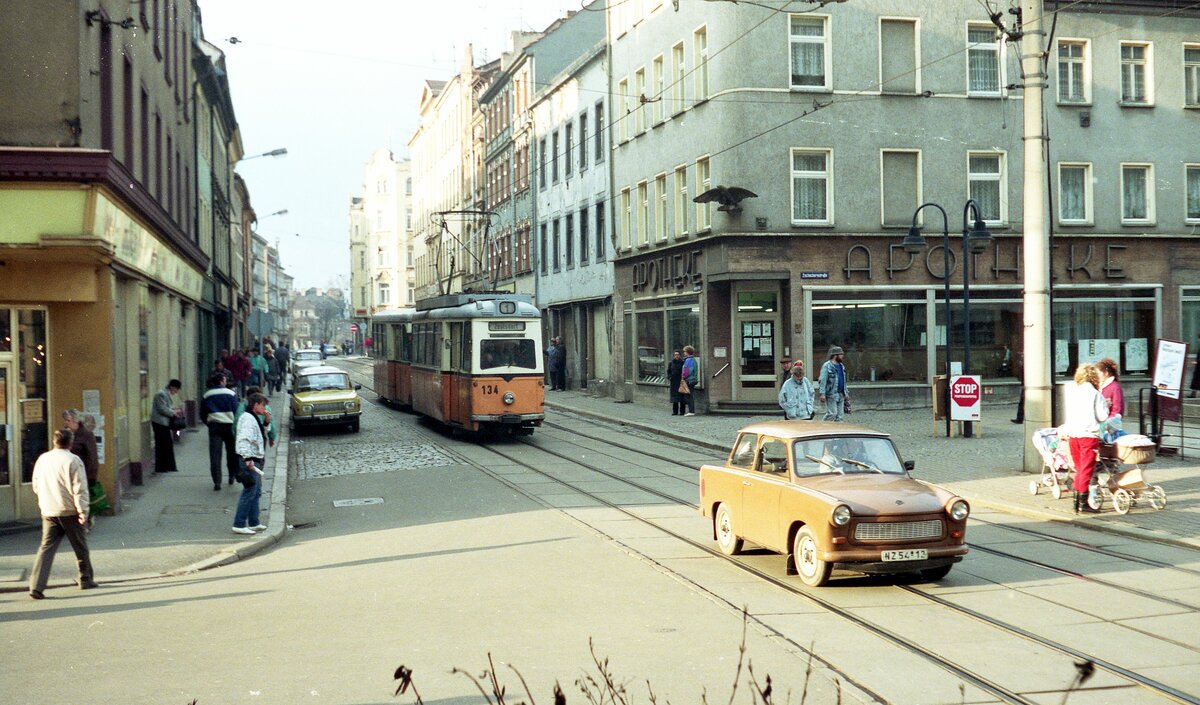Straßenbahn Gera__Typisches Bild jener Tage... Schon im Oktober desselben Jahres fuhren im regulären Linienbetrieb keine Zweiachser mehr.__05-03-1990