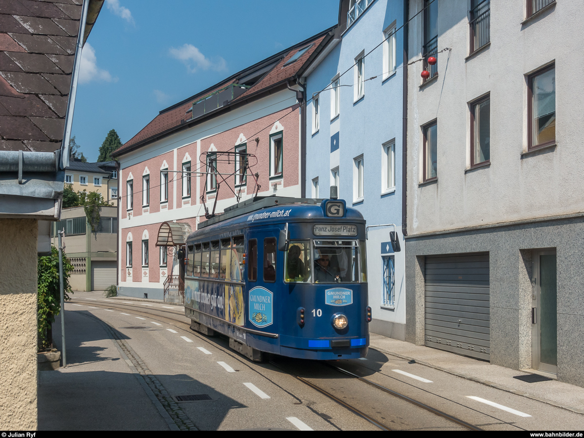 Strassenbahn Gmunden am 24. Juli 2018: Triebwagen GM 10 in der Kuferzeile.