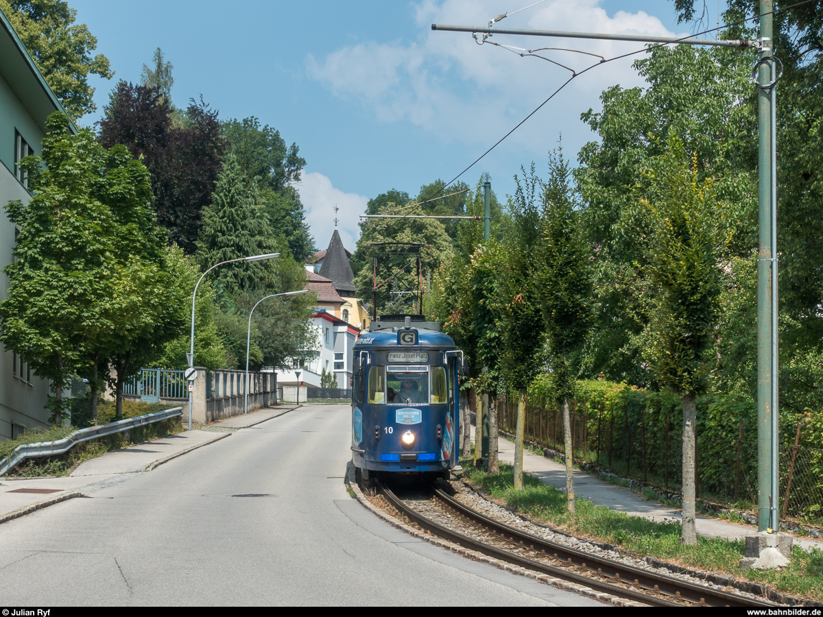 Strassenbahn Gmunden am 24. Juli 2018: Triebwagen GM 10 in der Alois-Kaltenbrunner-Strasse.