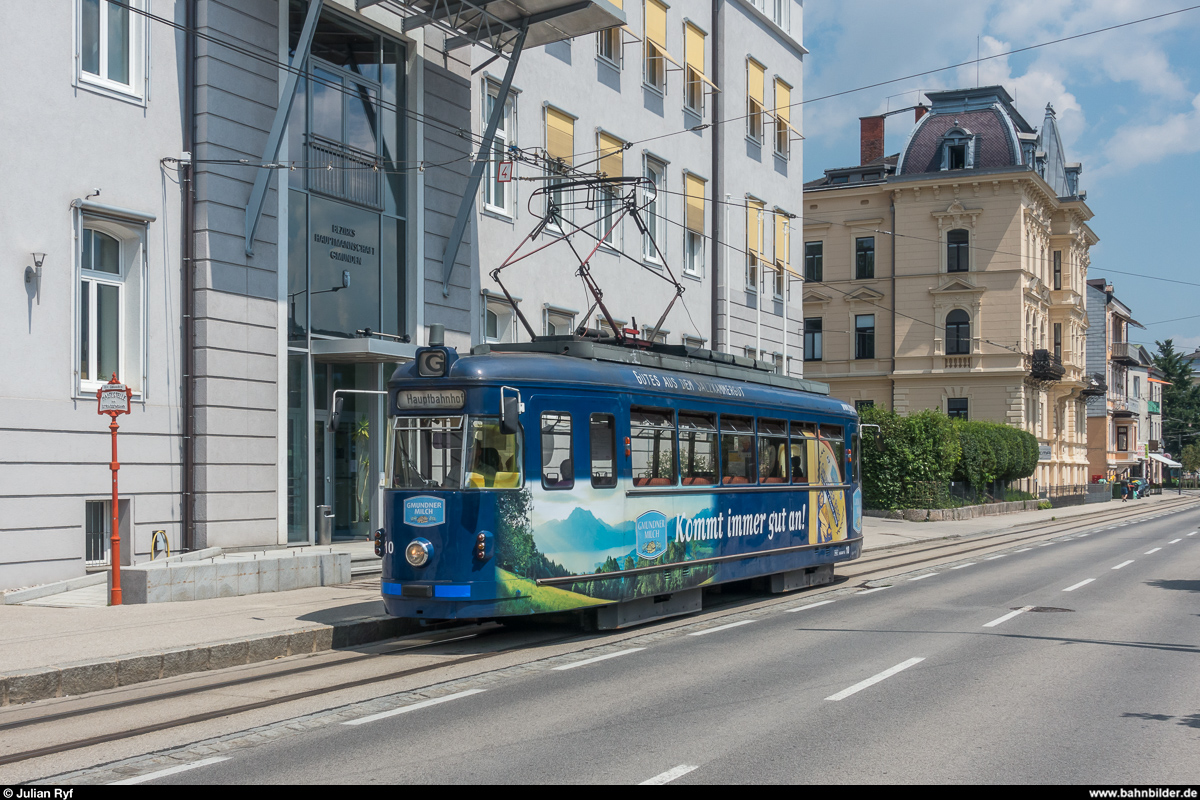 Strassenbahn Gmunden am 24. Juli 2018: Triebwagen GM 10 bei der Bezirkshauptmannschaft.