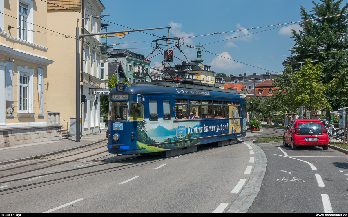Strassenbahn Gmunden am 24. Juli 2018: Triebwagen GM 10 beim Verlassen der Endstation Franz-Josef-Platz.