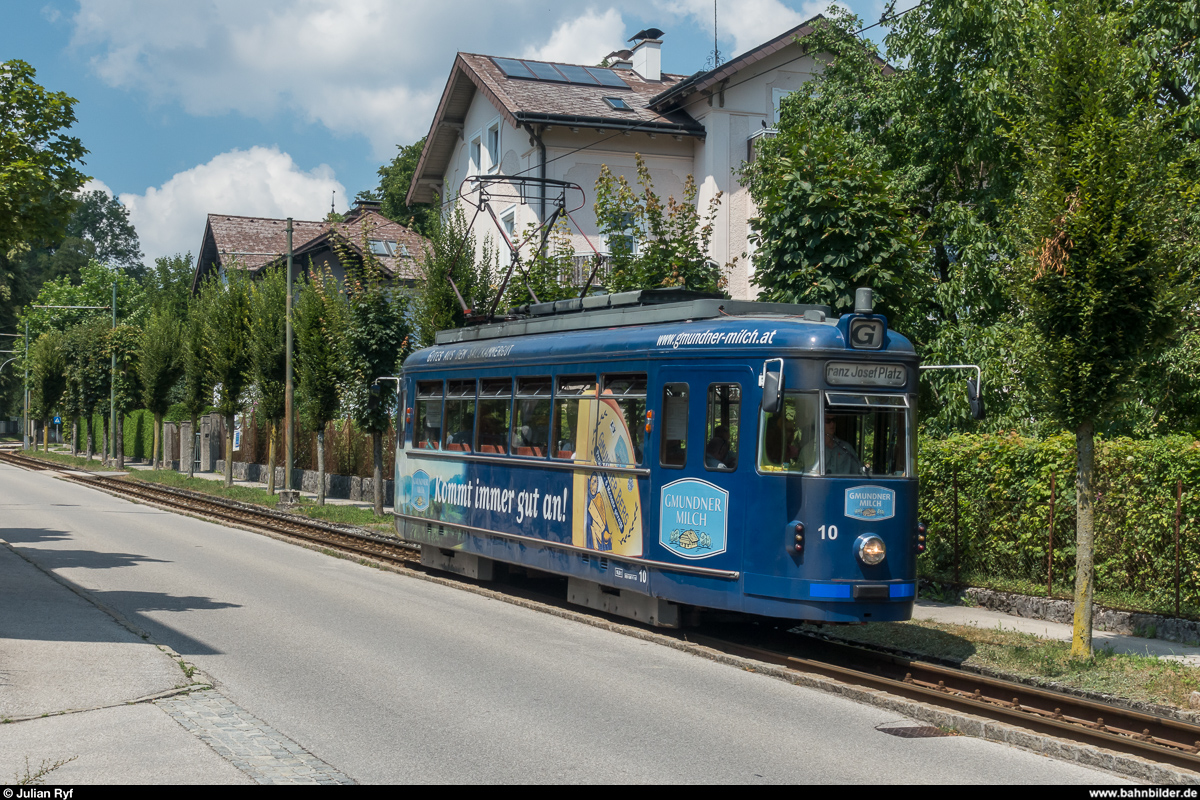 Strassenbahn Gmunden am 24. Juli 2018: Triebwagen GM 10 in der Alois-Kaltenbrunner-Strasse.
