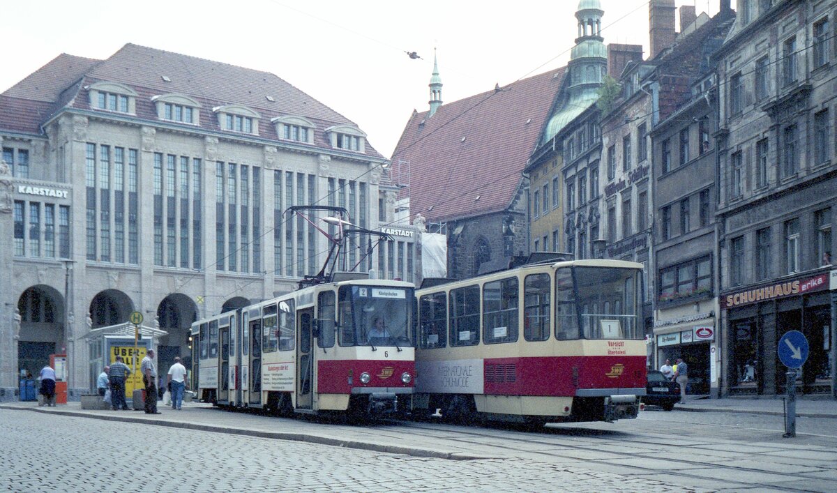 Straßenbahn Görlitz, Niederschlesien__'Centrum' heißt jetzt wieder 'Karstadt'. Noch viel beeindruckender als die Außenfassade von 1912 ist die Überraschung im Innern: fast komplett original samt Lichthof und Glasdach. Im Bild an der H-Stelle 'Demianiplatz' die KT4D-C Tw 6 (später 2306) und 15 von ČKD Tatra von 1987 bzw. 1988, ex Erfurt 535, 1992 nach Görlitz; 2013 an privat]. (Quelle: 'tram-info.de')__27-06-1992
