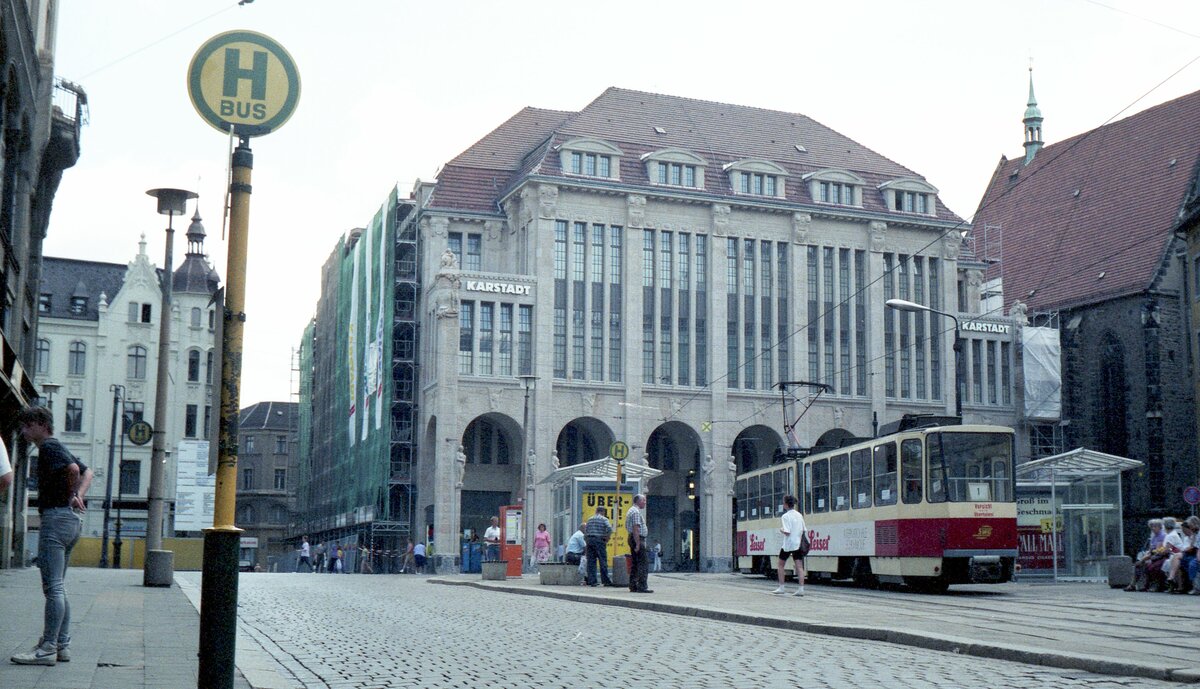 Straßenbahn Görlitz, Niederschlesien__Kaufhaus Görlitz am Demianiplatz mit KT4D-C auf Linie 1.__27-06-1992
 