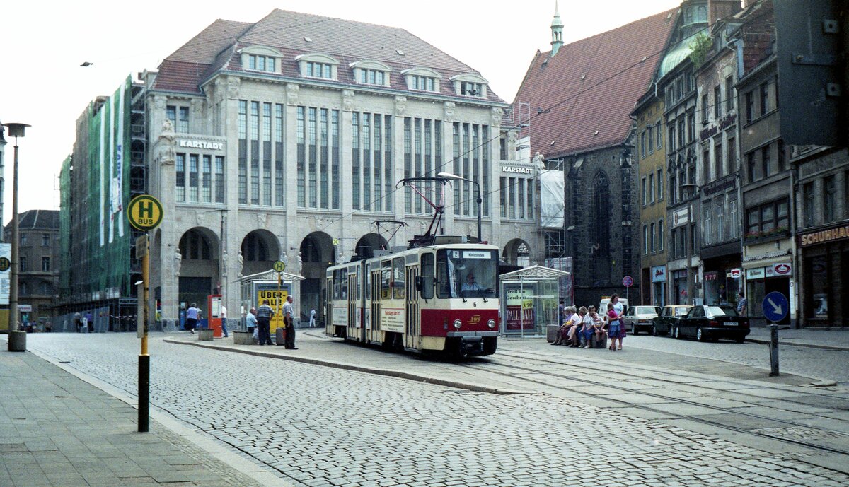Straßenbahn Görlitz, Niederschlesien__Kaufhaus Görlitz am Demianiplatz, einst 'Karstadt', dann 'Centrum', dannn wieder 'Karstadt', seit etwa 2009 eine wechselvolle Geschichte mit aktuell eher ungewissem Ausgang. Tw 6 [KT4D-C; ČKD Tatra, 1987; spätere Nr.2306] auf Linie 2 nach Königshufen.__27-06-1992