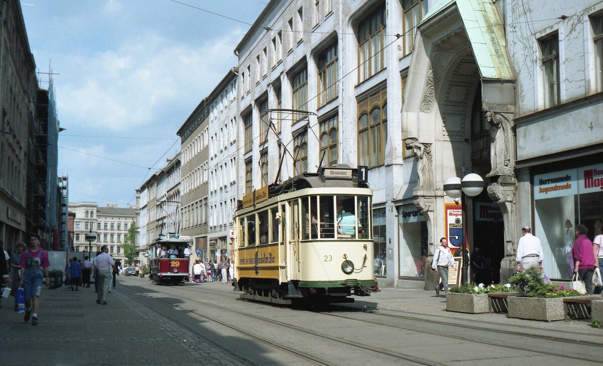 Straßenbahn Görlitz, Niederschlesien__Konvoi historischer Straßenbahnen in der Berliner Straße. Tw 23 (die 23 gab es offenbar doppelt) [WUMAG, 1928].__06-1991