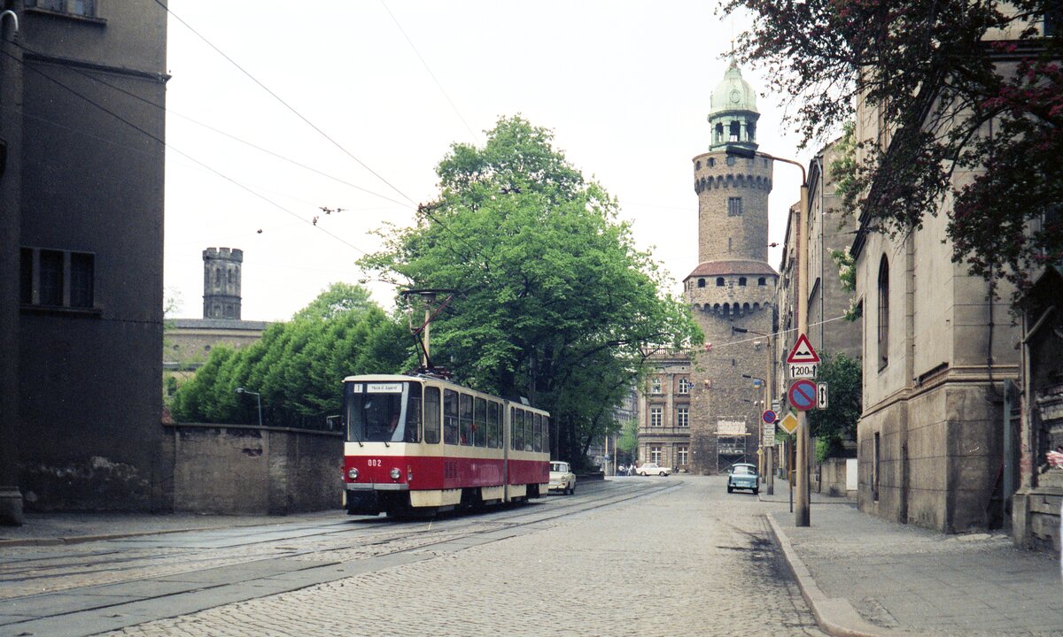 Straßenbahn Görlitz, Niederschlesien__Tw 002 [KT4D-C; 1987 ČKD Tatra, spätere Nr.2302] auf Linie 1 mit Ziel 'Haus der Jugend' mit Reichenbacher Turm im Hintergrund.__12-05-1990