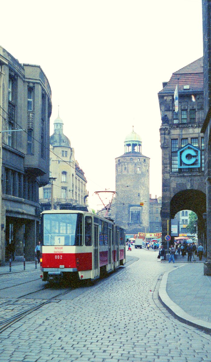 Straßenbahn Görlitz, Niederschlesien__Tw 002 [KT4D-C; 1987 ČKD Tatra, spätere Nr.2302] fährt zur Haltestelle Demiani-Platz. Im Hintergrund der Dicke (oder auch Frauen-)Turm.__12-05-1990