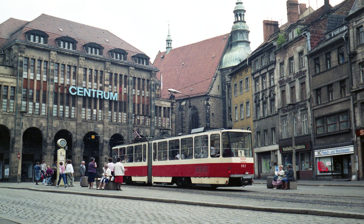 Straßenbahn Görlitz, Niederschlesien__Tw 002 [KT4D-C; 1987 ČKD Tatra, spätere Nr.2302] an der Haltestelle Demiani-Platz vor Kaufhaus  Central  und Frauenkirche.__12-05-1990