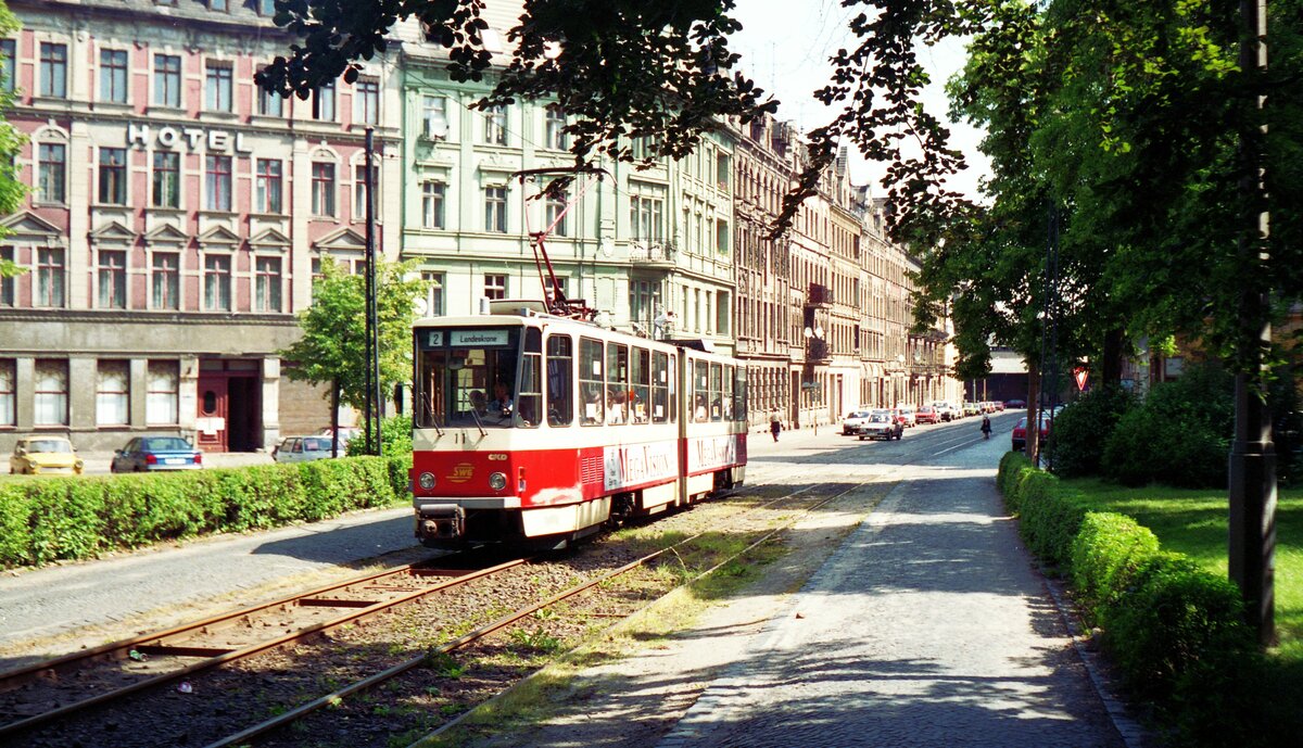 Straßenbahn Görlitz, Niederschlesien__Tw 11 [KT4D-C; ČKD Tatra, 1990; spätere Nr.2311] auf Linie 2 quert gleich den Sechs-Städte-Platz mit Ziel Biesnitz an der Landeskrone. Platz benannt nach dem Städtebund von 1346 bis 1815 der Oberlausitzer Städte Görlitz, Bautzen, Kamenz, Löbau, Lauban und Zittau.__28-06-1992
