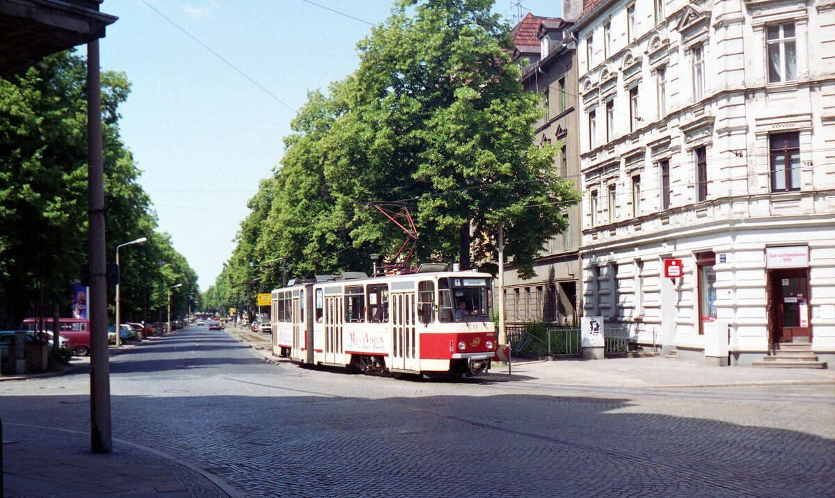 Straßenbahn Görlitz, Niederschlesien__Tw 11 [KT4D-C; ČKD Tatra, 1990; spätere Nr.2311] auf Linie 2 von Biesnitz kommend biegt ab auf den Sechs-Städte-Platz.__28-06-1992 